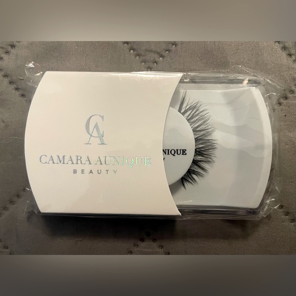 Camara Aunique compact lashes - Mary Lash - Picture 1 of 4
